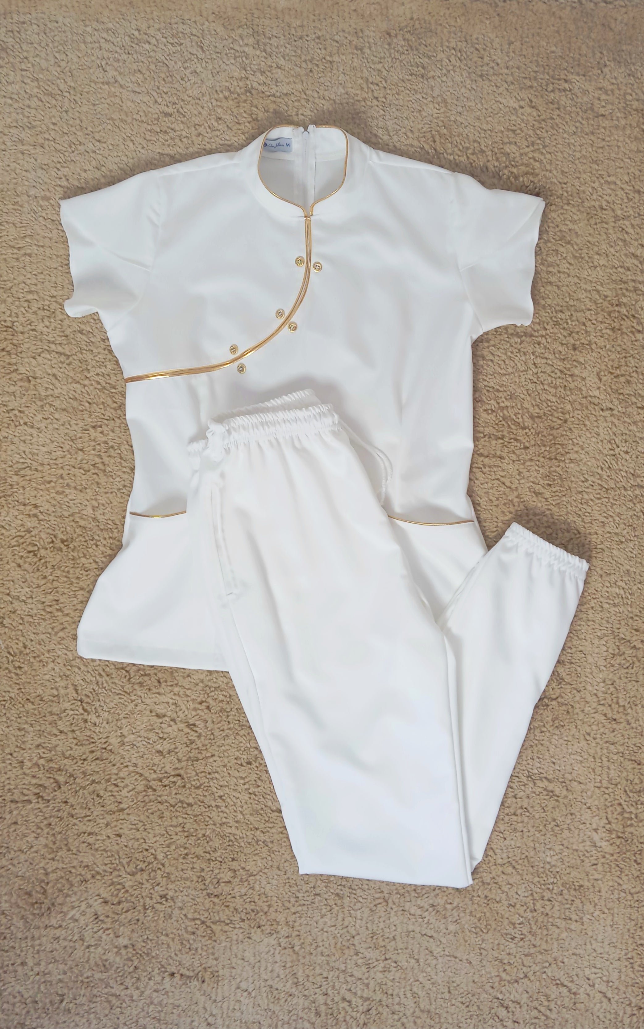 Scrub Oriental Feminino Branco com Viés Dourado – Ebes Jalecos | Gabardine Premium Gola Padre Acinturado