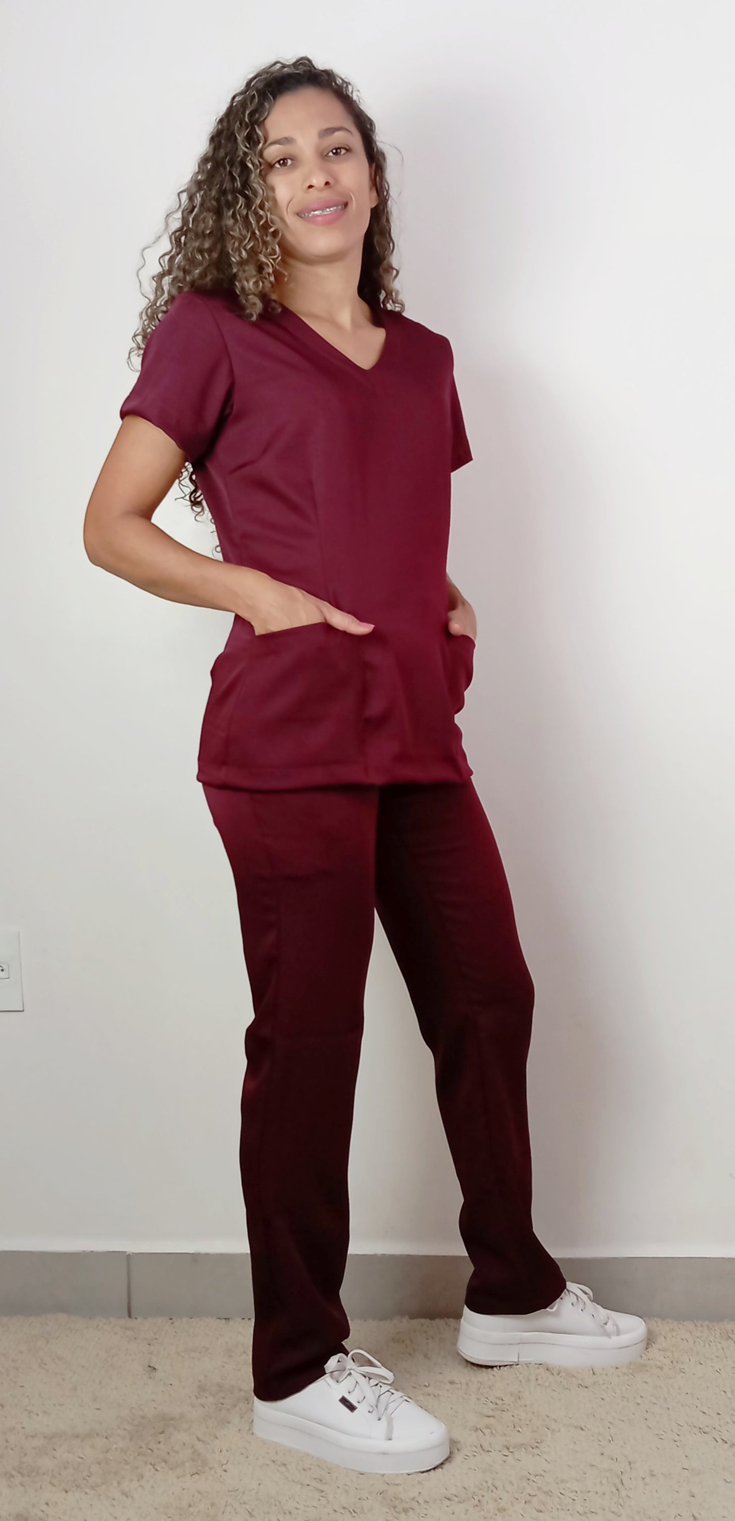 Scrub Clássico Feminino Azul Marinho Ebes Jalecos – Gola V, Gabardine Premium, Plus Size