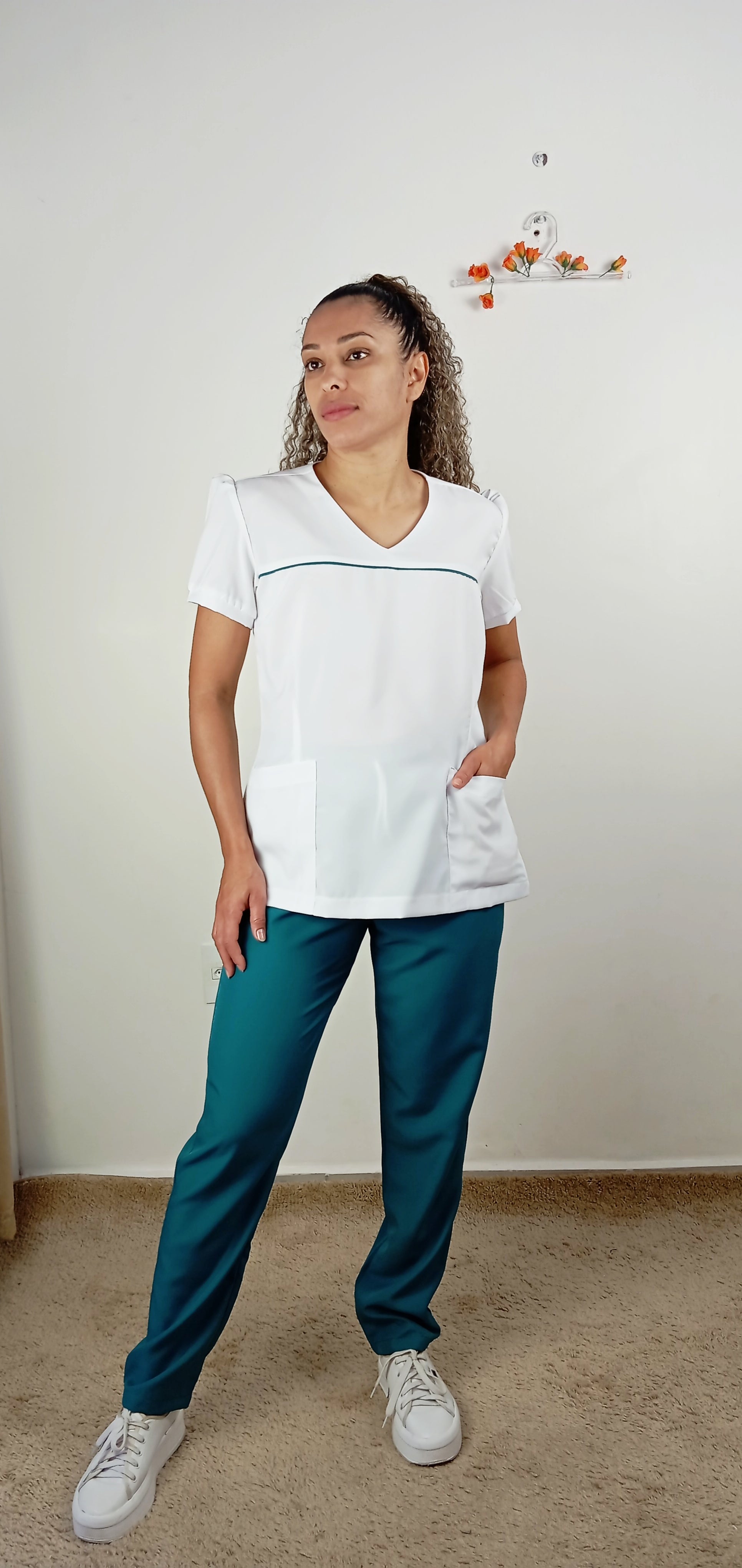 Scrub Feminino Ebes Horizonte Branco e Verde Tiffany – Gola V, Manga Bufante, Oxfordine