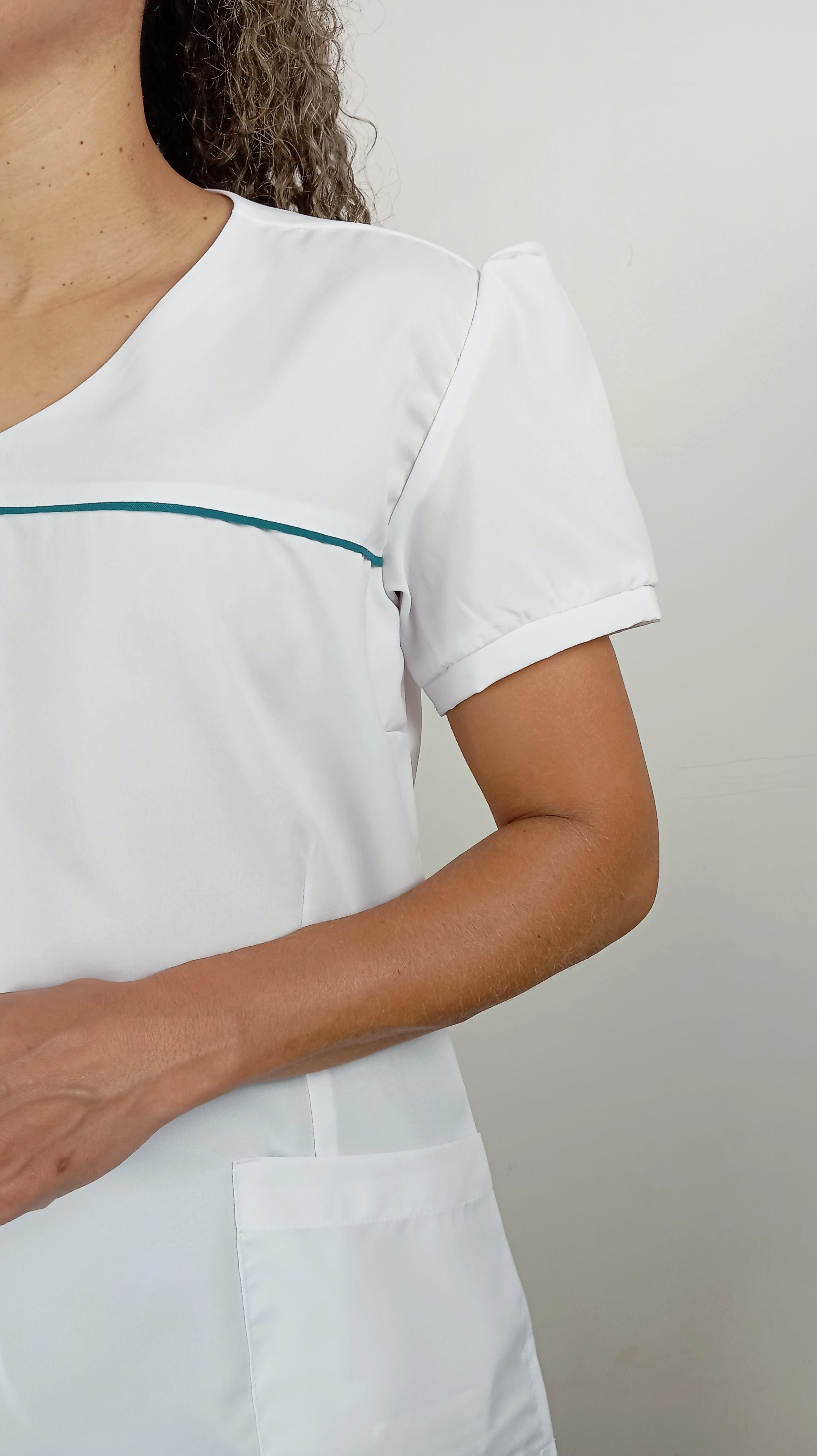 Scrub Feminino Ebes Horizonte Branco e Verde Tiffany – Gola V, Manga Bufante, Oxfordine