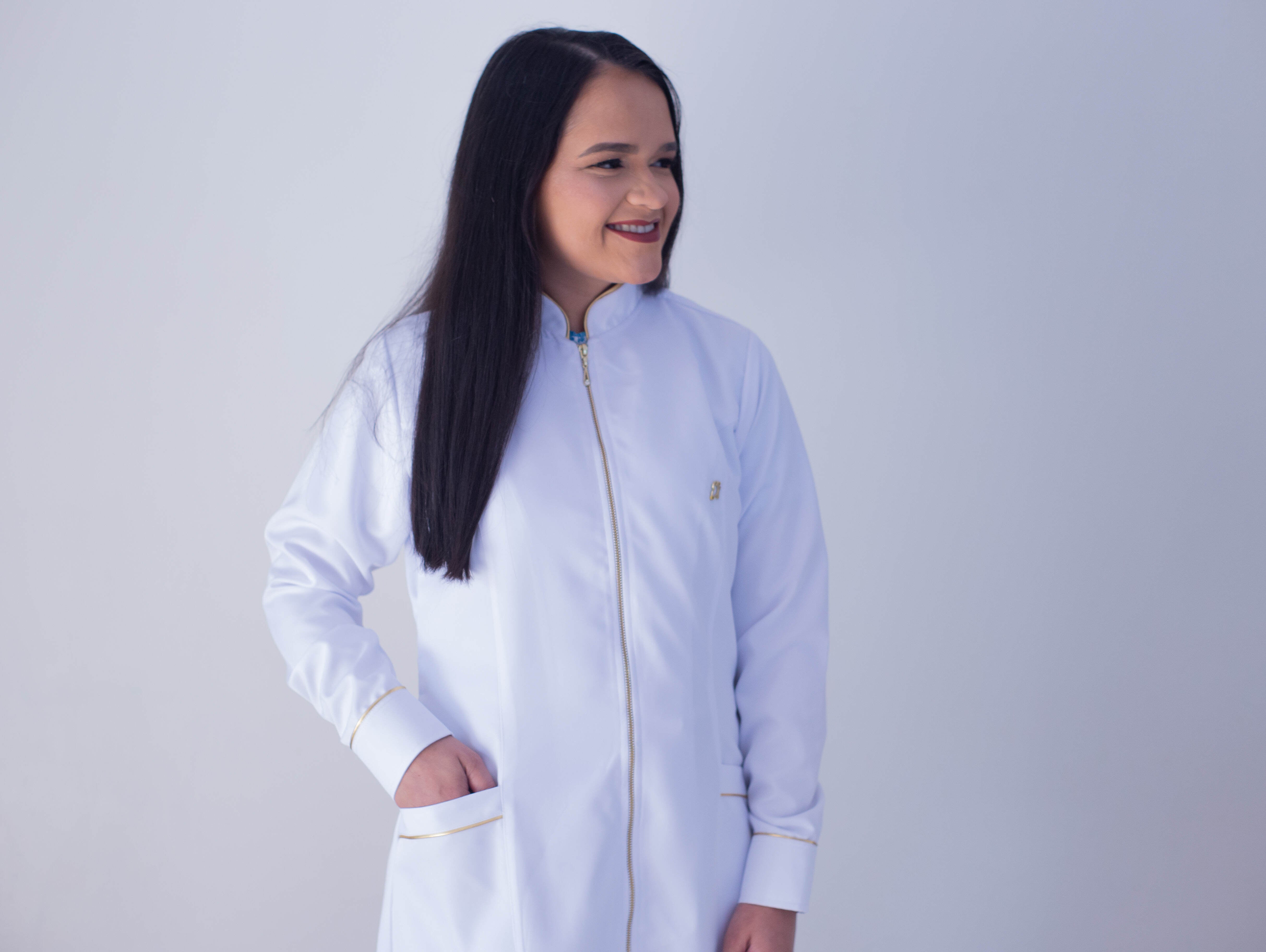 Jaleco Feminino Branco Gola Padre Ebes Sublime – Gabardine Premium, Viés Dourado, Tamanhos PP ao Plus Size