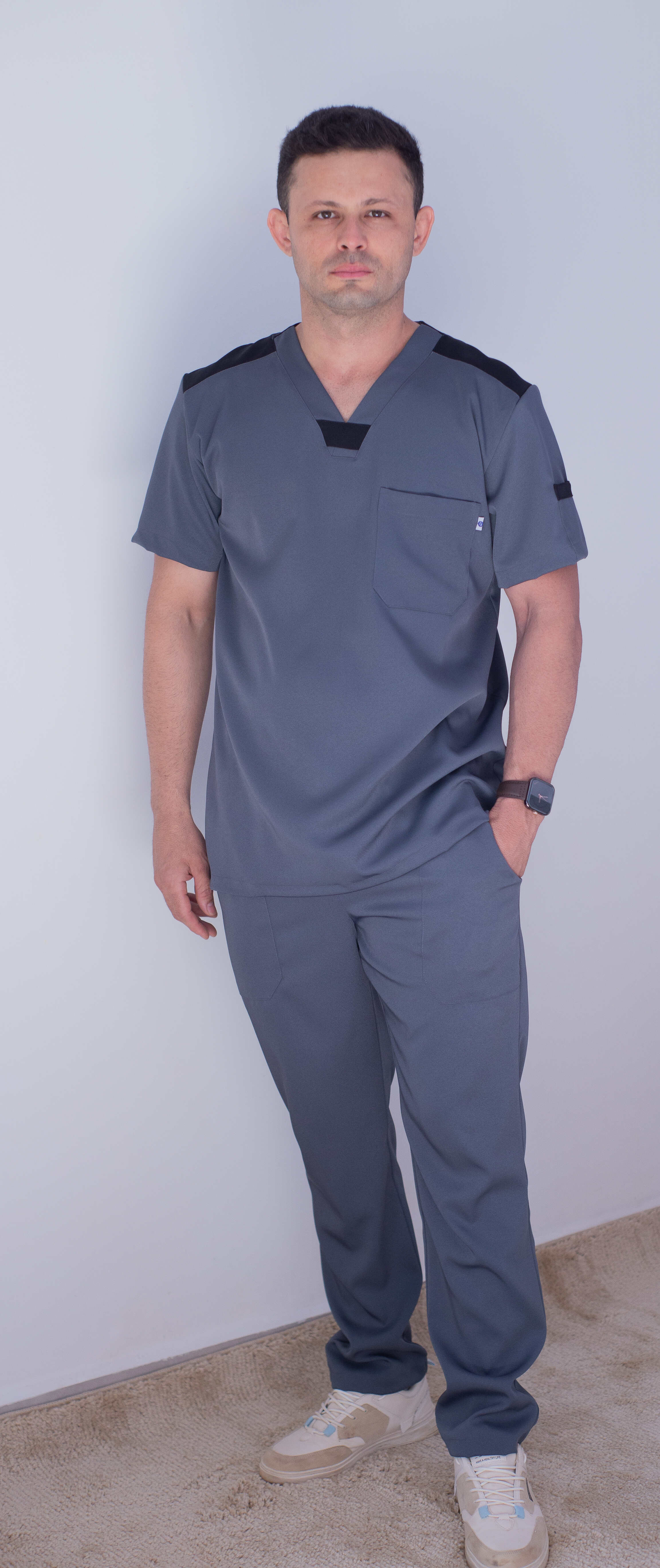 Scrub Tom Masculino Cinza com Detalhes Pretos Ebes Jalecos – Gola V, Gabardine Premium, Tamanhos PP ao Plus Size