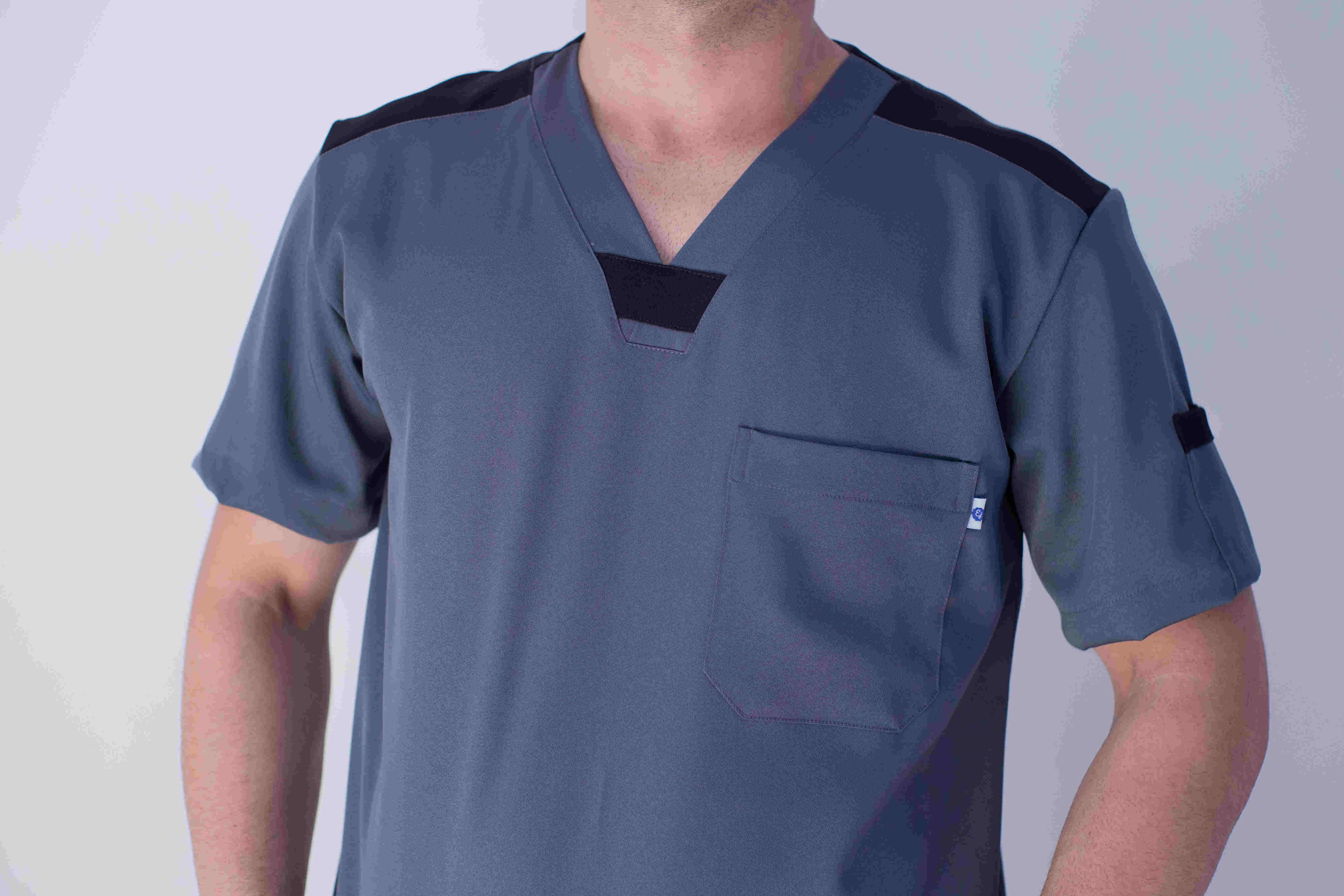 Scrub Tom Masculino Cinza com Detalhes Pretos Ebes Jalecos – Gola V, Gabardine Premium, Tamanhos PP ao Plus Size