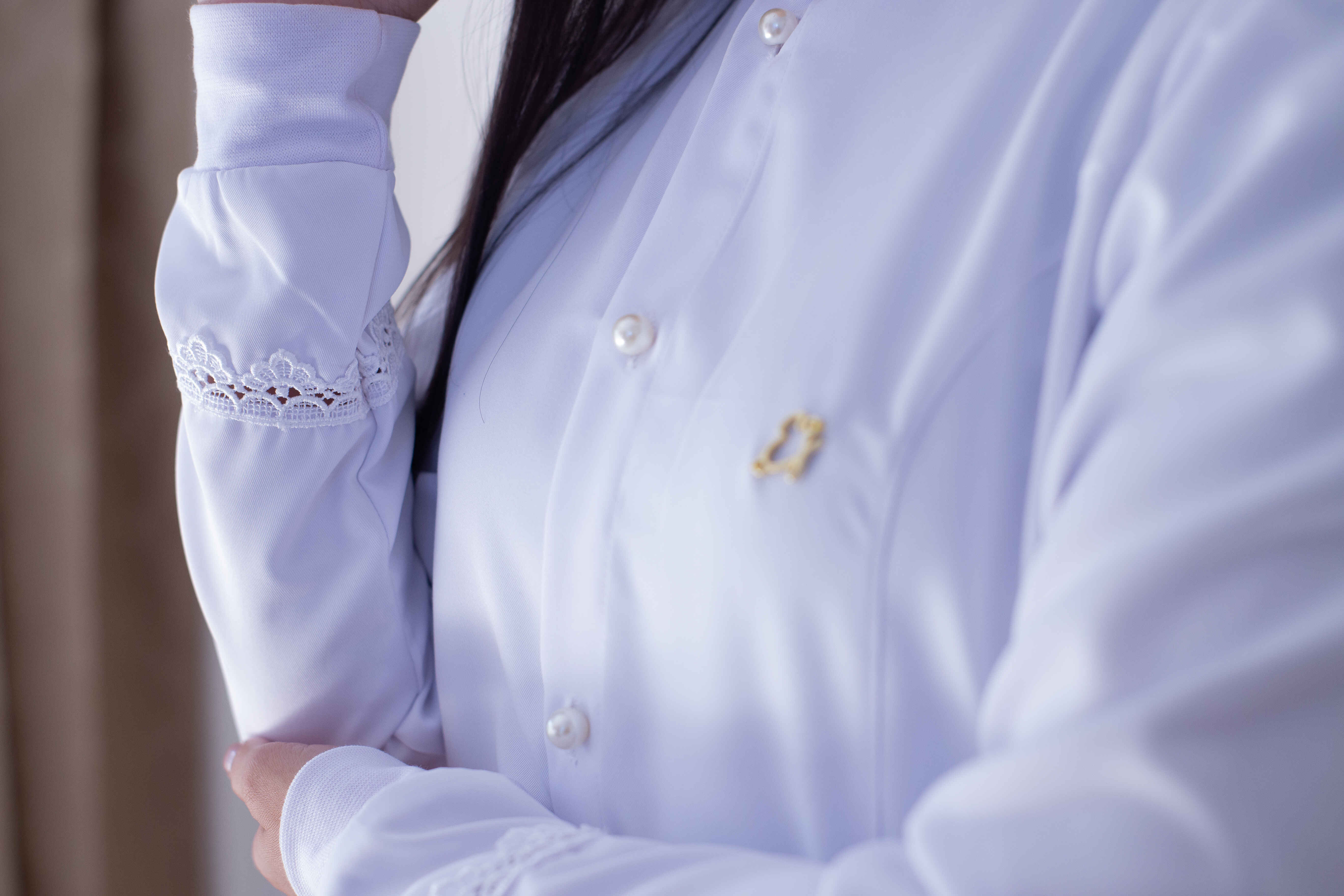 Jaleco Feminino Esbelto Branco com Renda Guipir – Gola Padre e Punho em Malha | Ebes Jalecos
