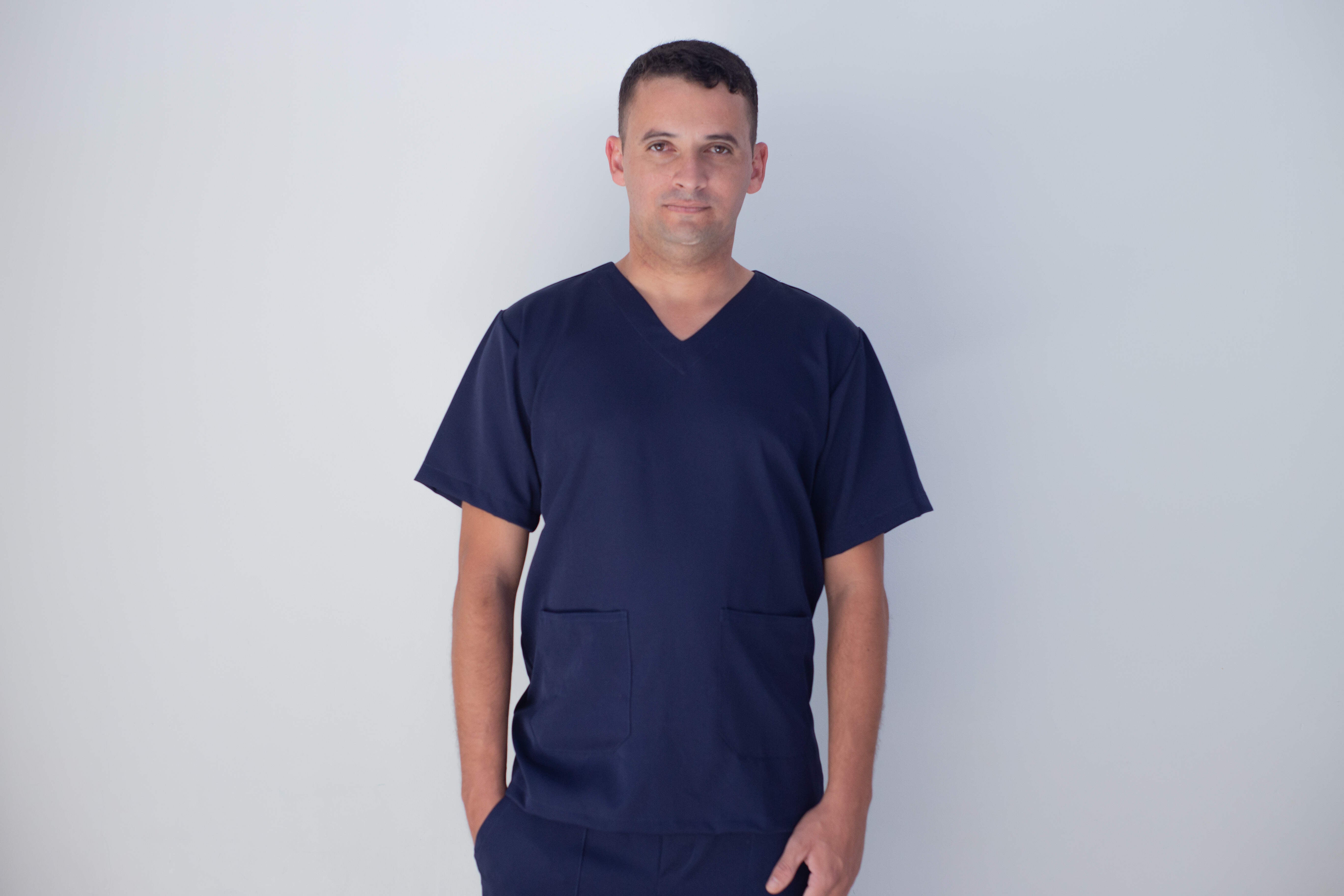 Scrub Clássico Masculino Azul Marinho Gola V – Gabardine Premium | Ebes Jalecos