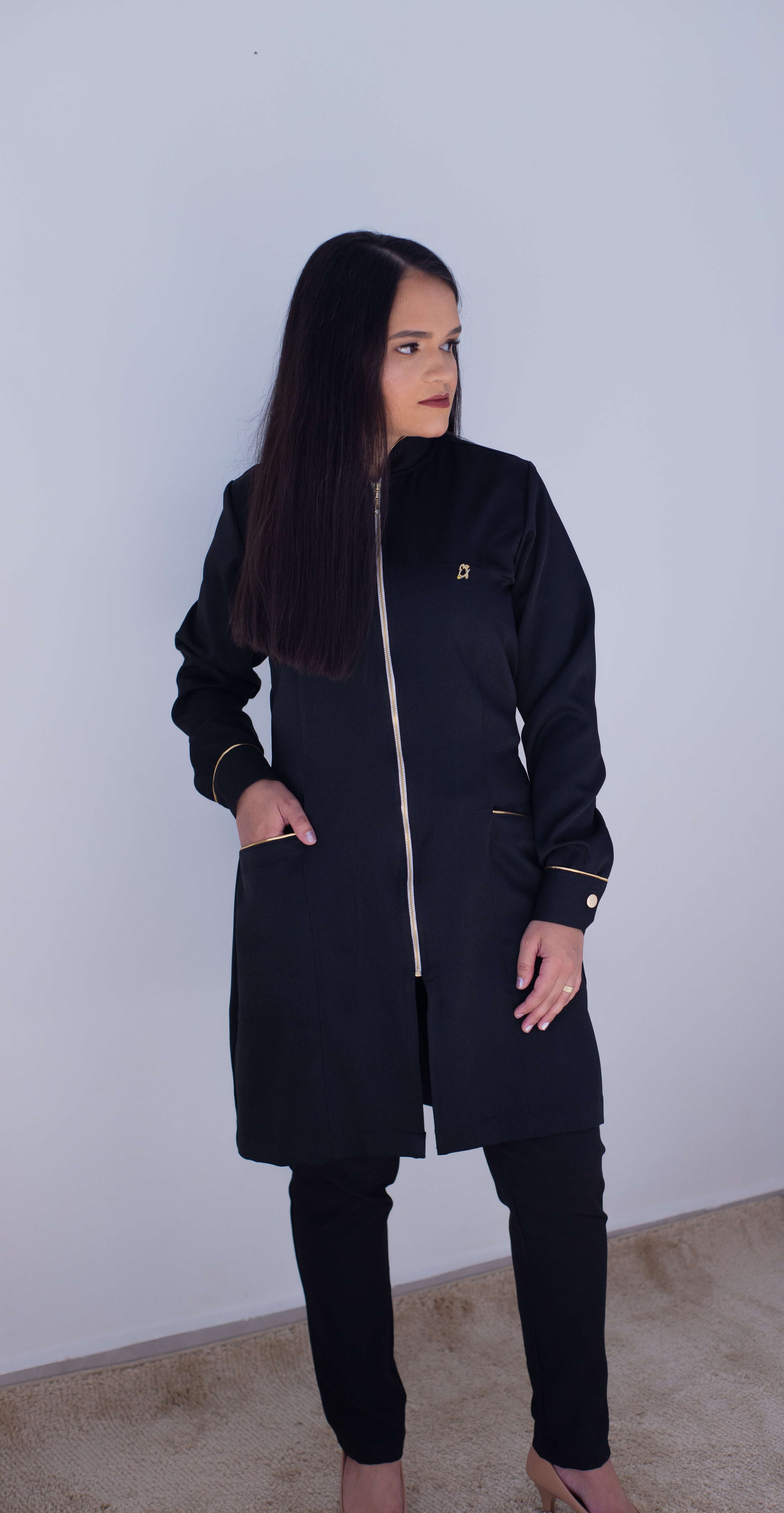 Jaleco Sublime  Feminino Branco Gola Padre Ebes – Gabardine Premium, Viés Dourado, Tamanhos PP ao Plus Size