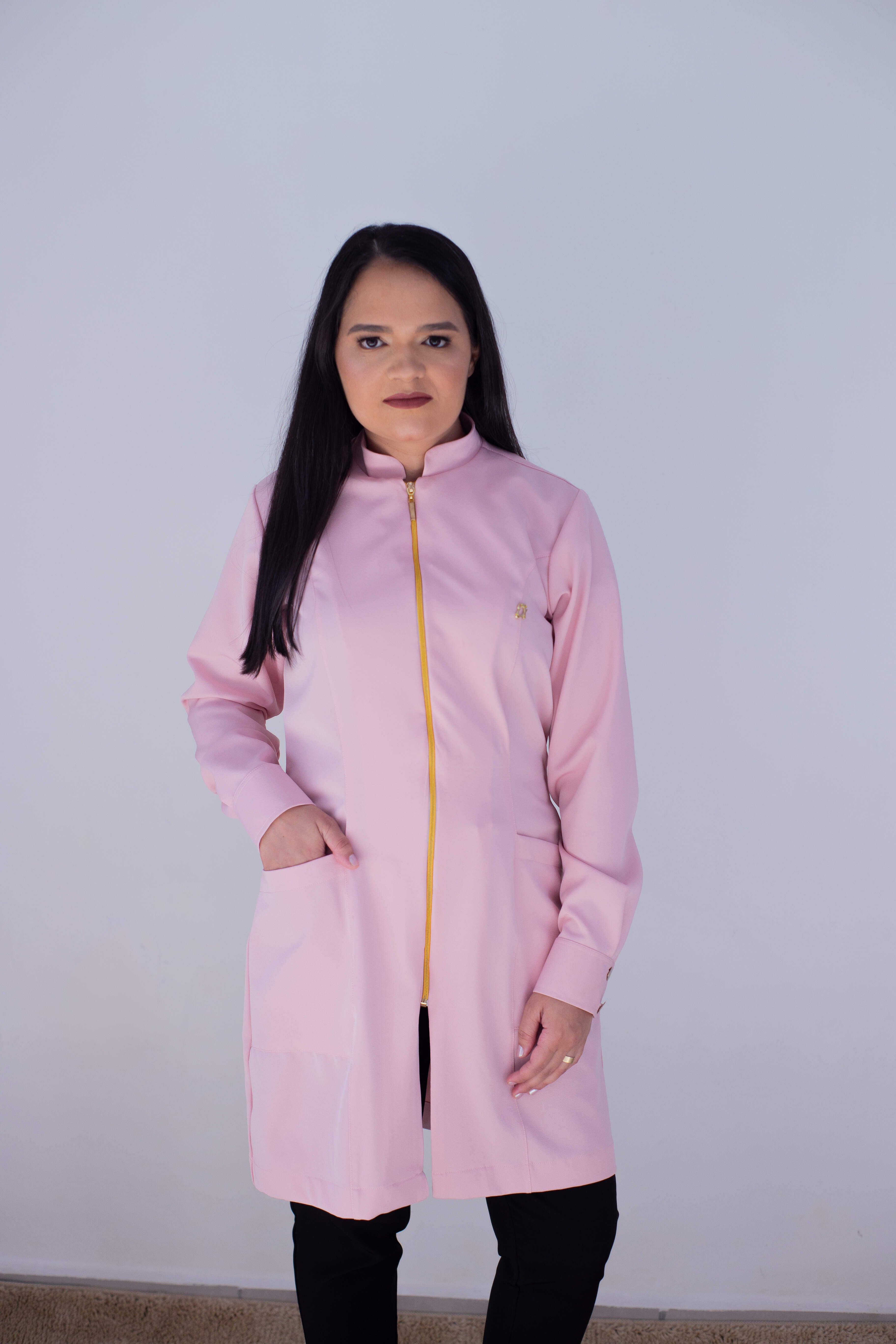 Jaleco Feminino Esplêndido Rosa Claro Gola Padre – Gabardine Premium com Zíper Aluminizado | Ebes Jalecos