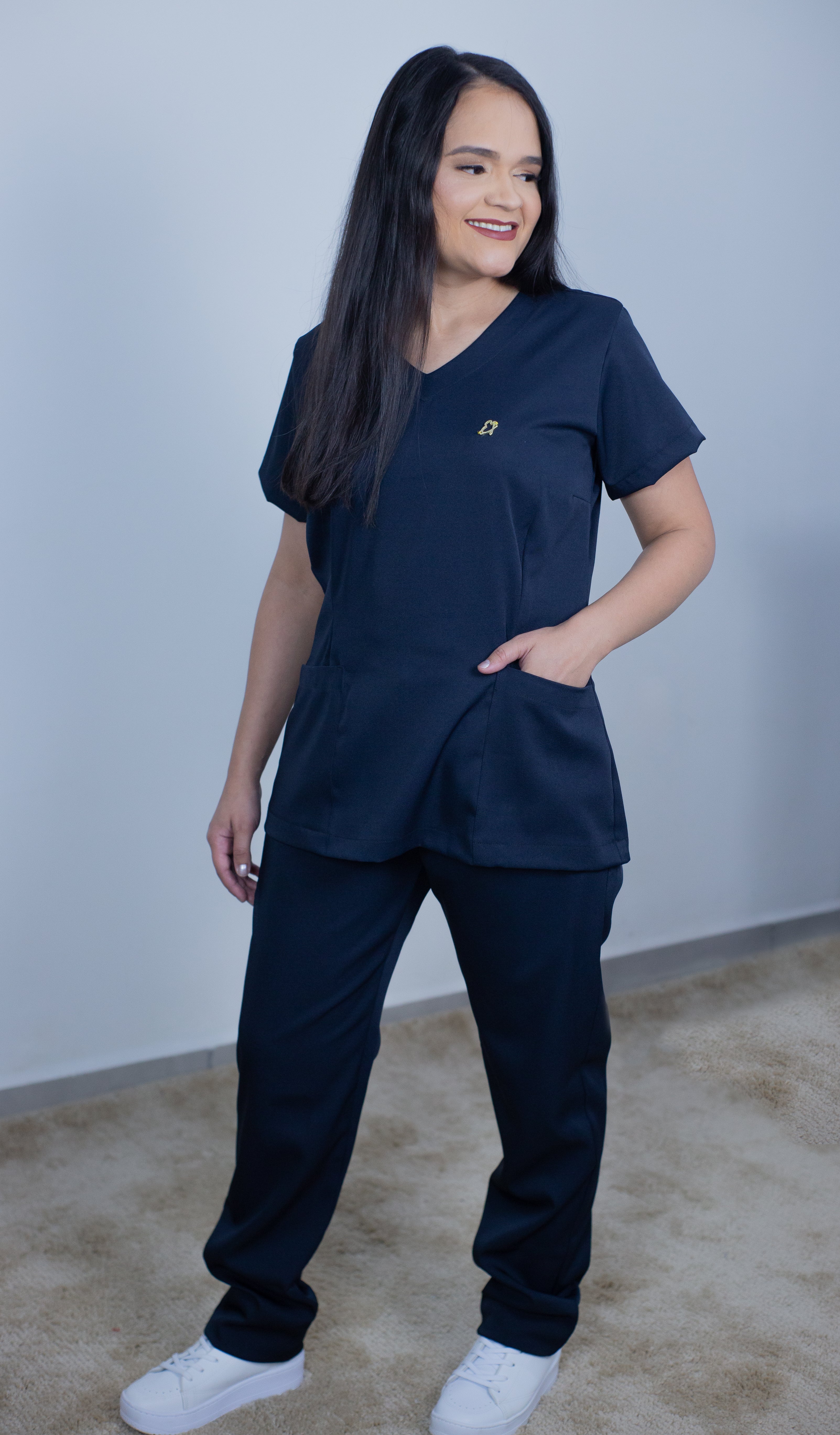 Scrub Clássico Feminino Azul Marinho Ebes Jalecos – Gola V, Gabardine Premium, Plus Size