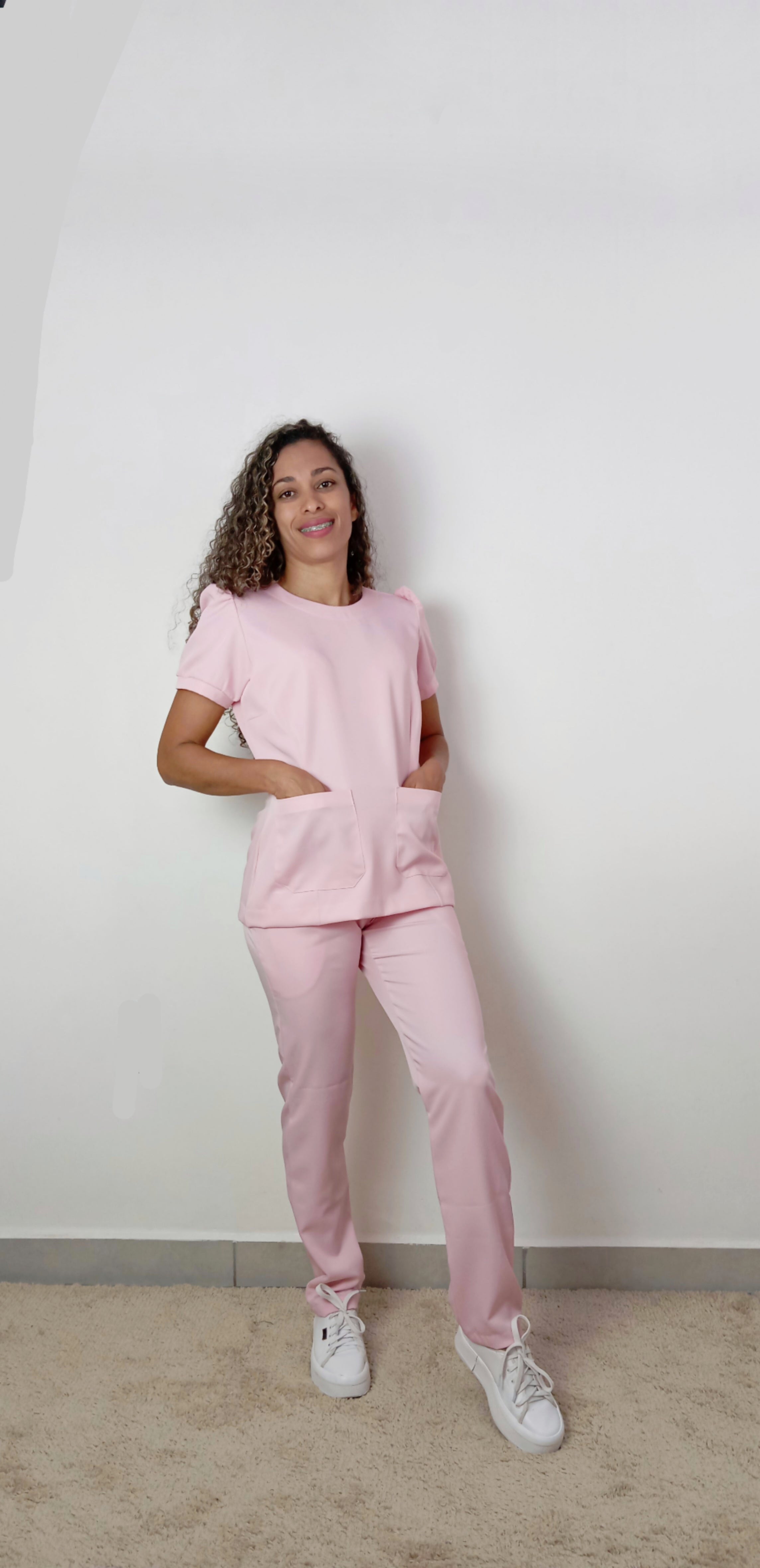 Scrub Princesa Feminino Rosa Bebê com Gola Redonda – Ebes Jalecos | Gabardine Premium com Mangas Bufantes