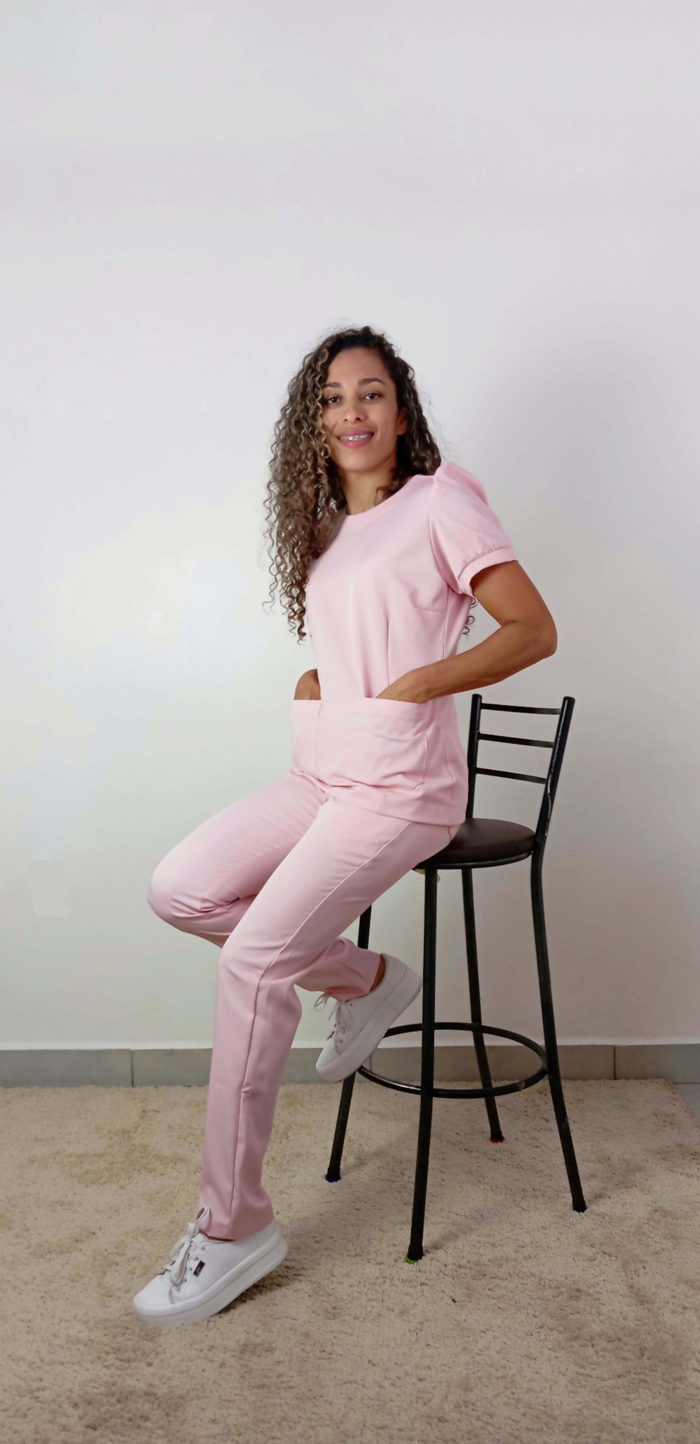 Scrub Princesa Feminino Rosa Bebê com Gola Redonda – Ebes Jalecos | Gabardine Premium com Mangas Bufantes