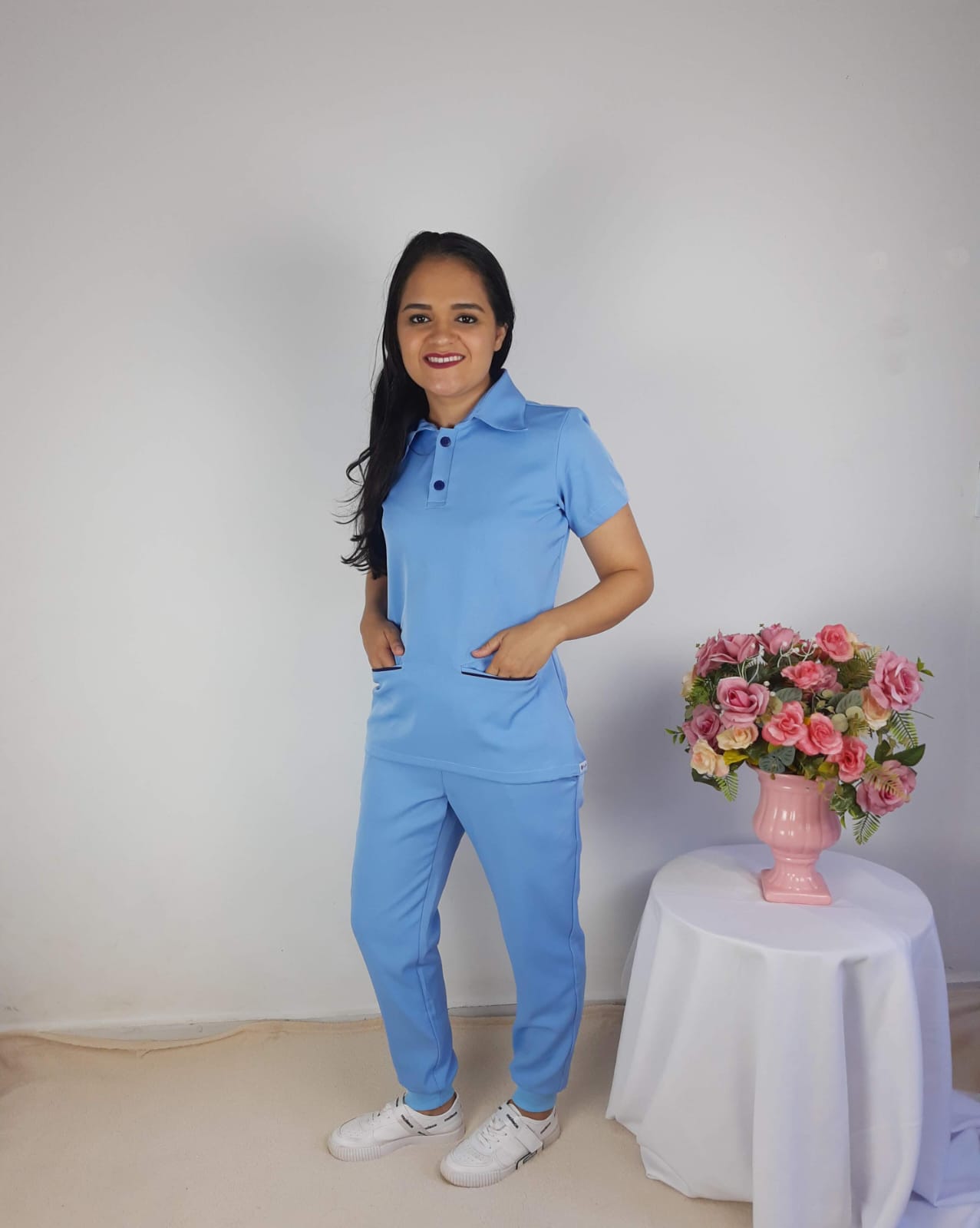 Scrub Pólo Azul Celeste Ebes – Gola de Camisa, Gabardine Premium, Tamanho P, Personalizável com Bordado