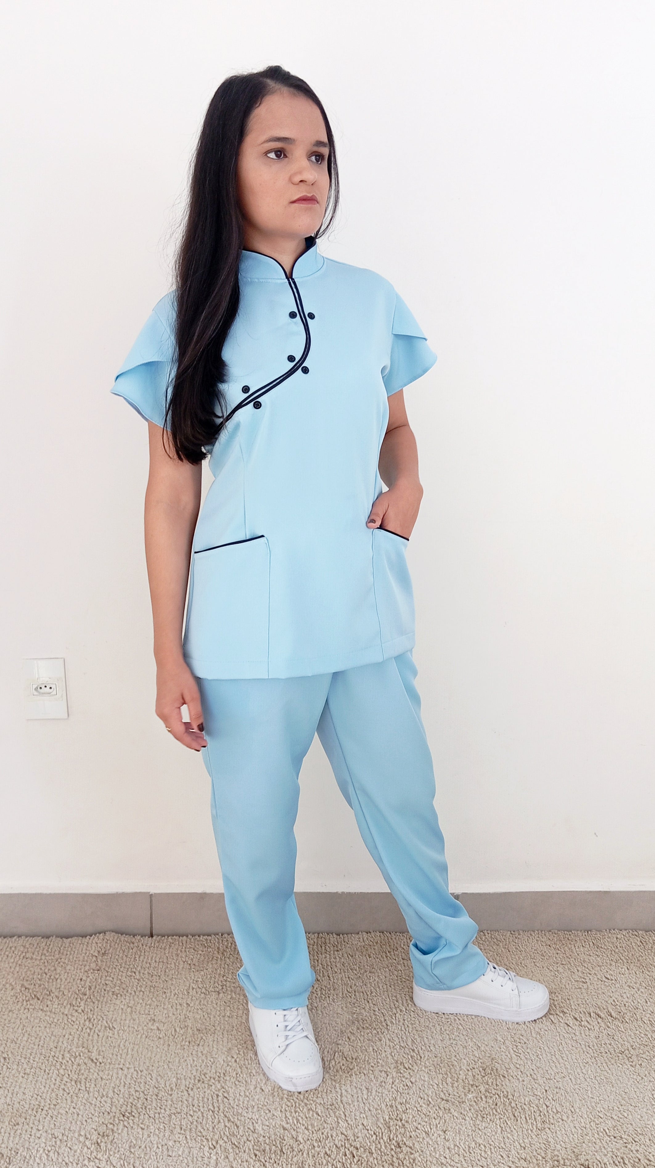 Scrub Oriental Feminino Azul Bebê Viés Pretos com Gola Padre – Ebes Jalecos | Gabardine Premium Acinturado