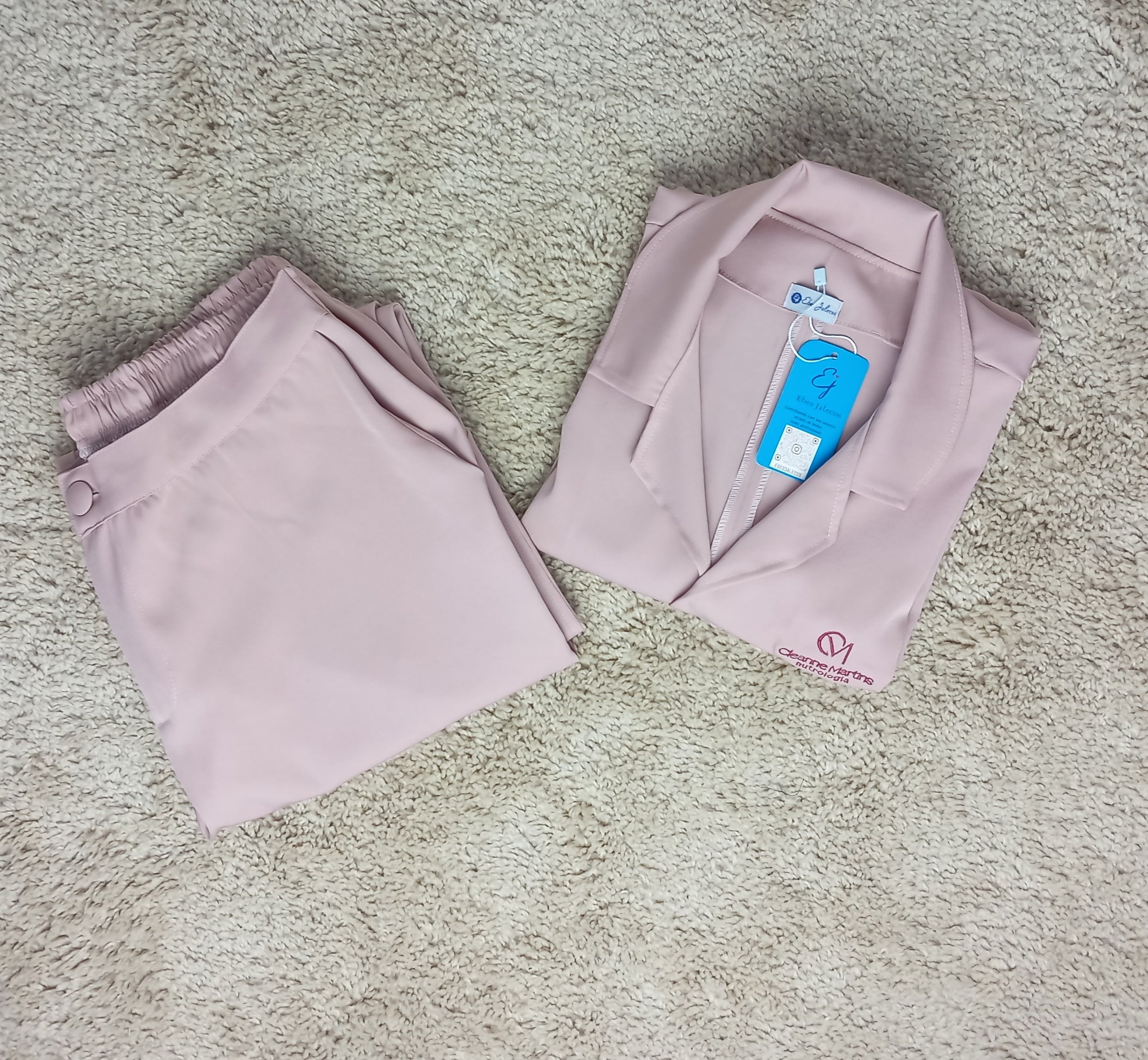 Scrub Rose Feminino Acinturado Ebes Jalecos – Gabardine Premium, Bolsos Frontais, Gola Redonda
