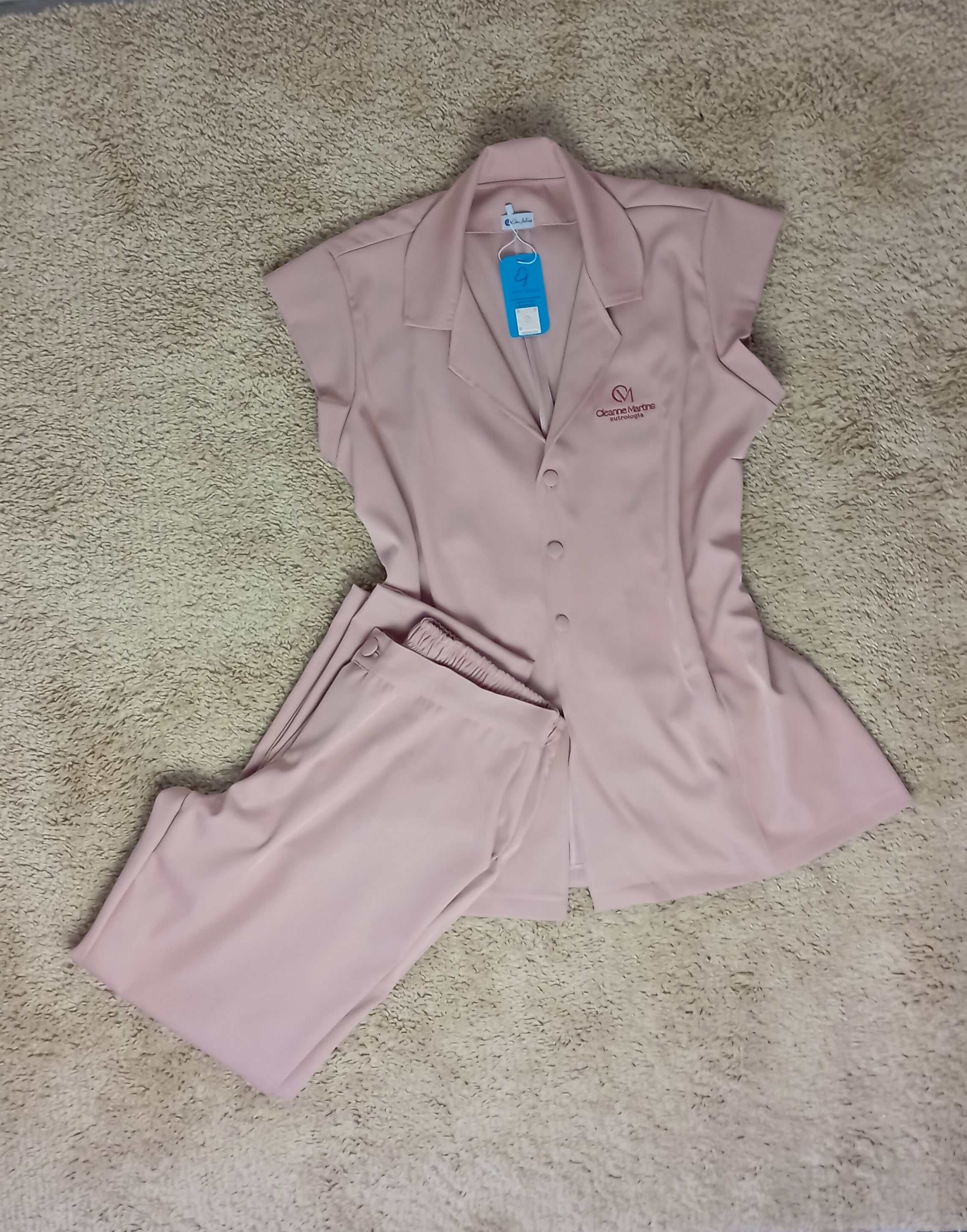 Scrub Rose Feminino Acinturado Ebes Jalecos – Gabardine Premium, Bolsos Frontais, Gola Redonda